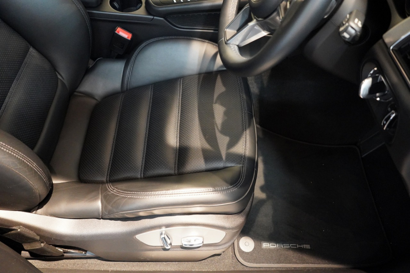 ポルシェ マカン GTS PASM付エアサス PDLS+LEDヘッドライト フルレザーインテリア レーンキープ&チェンジ 中古車 中古車