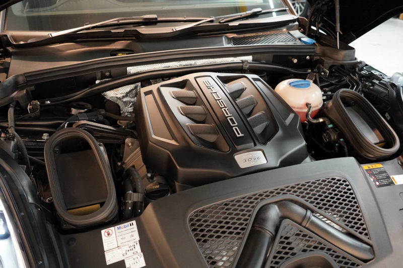 ポルシェ マカン GTS PASM付エアサス PDLS+LEDヘッドライト フルレザーインテリア レーンキープ&チェンジ 中古車 中古車