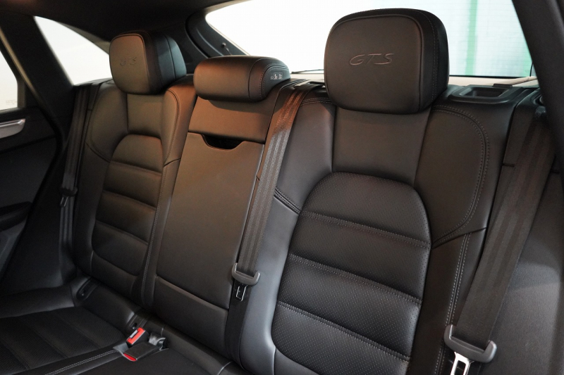 ポルシェ マカン GTS PASM付エアサス PDLS+LEDヘッドライト フルレザーインテリア レーンキープ&チェンジ 中古車 中古車