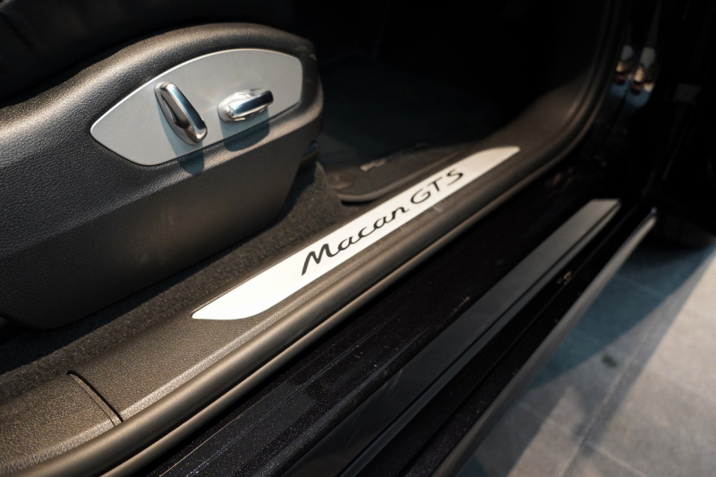 ポルシェ マカン GTS PASM付エアサス PDLS+LEDヘッドライト フルレザーインテリア レーンキープ&チェンジ 中古車 中古車