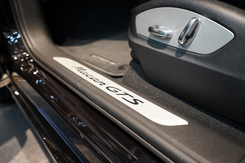 ポルシェ マカン GTS PASM付エアサス PDLS+LEDヘッドライト フルレザーインテリア レーンキープ&チェンジ 中古車 中古車