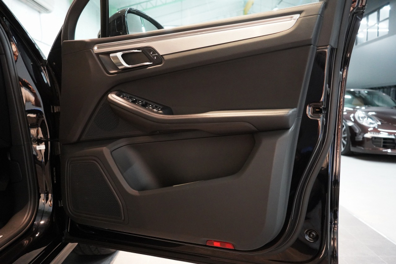 ポルシェ マカン GTS PASM付エアサス PDLS+LEDヘッドライト フルレザーインテリア レーンキープ&チェンジ 中古車 中古車