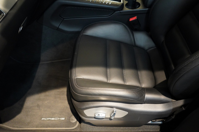 ポルシェ マカン GTS PASM付エアサス PDLS+LEDヘッドライト フルレザーインテリア レーンキープ&チェンジ 中古車 中古車