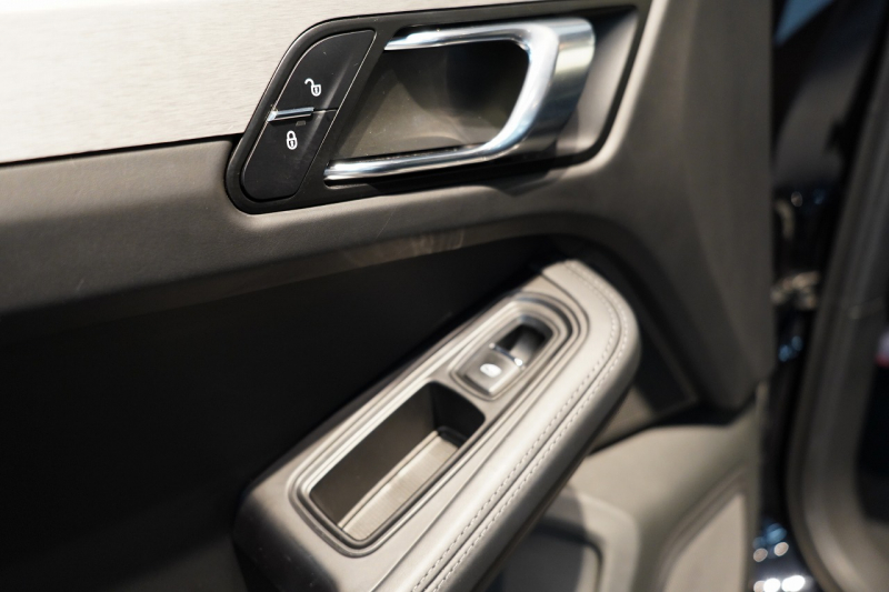 ポルシェ マカン GTS PASM付エアサス PDLS+LEDヘッドライト フルレザーインテリア レーンキープ&チェンジ 中古車 中古車