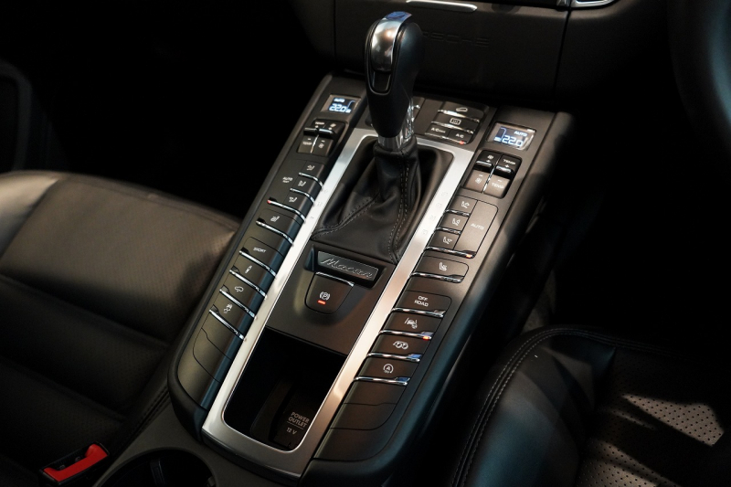 ポルシェ マカン GTS PASM付エアサス PDLS+LEDヘッドライト フルレザーインテリア レーンキープ&チェンジ 中古車 中古車