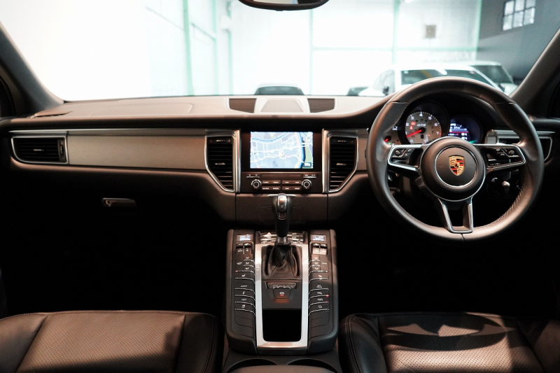 ポルシェ マカン GTS PASM付エアサス PDLS+LEDヘッドライト フルレザーインテリア レーンキープ&チェンジ 中古車 中古車