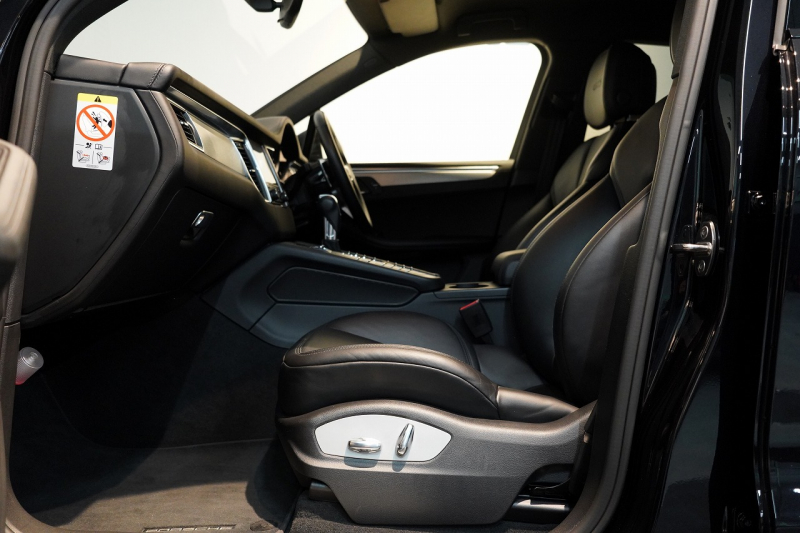 ポルシェ マカン GTS PASM付エアサス PDLS+LEDヘッドライト フルレザーインテリア レーンキープ&チェンジ 中古車 中古車