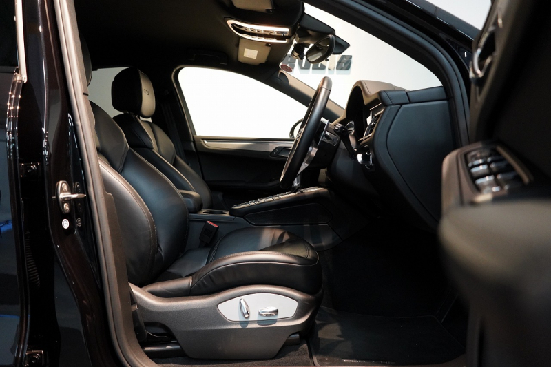 ポルシェ マカン GTS PASM付エアサス PDLS+LEDヘッドライト フルレザーインテリア レーンキープ&チェンジ 中古車 中古車