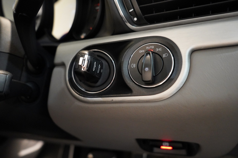 ポルシェ 911(Type991.1) Carrera S Cabriolet スポクロ スポエグ ツートンオールレザー スポーツステアリング 中古車 中古車