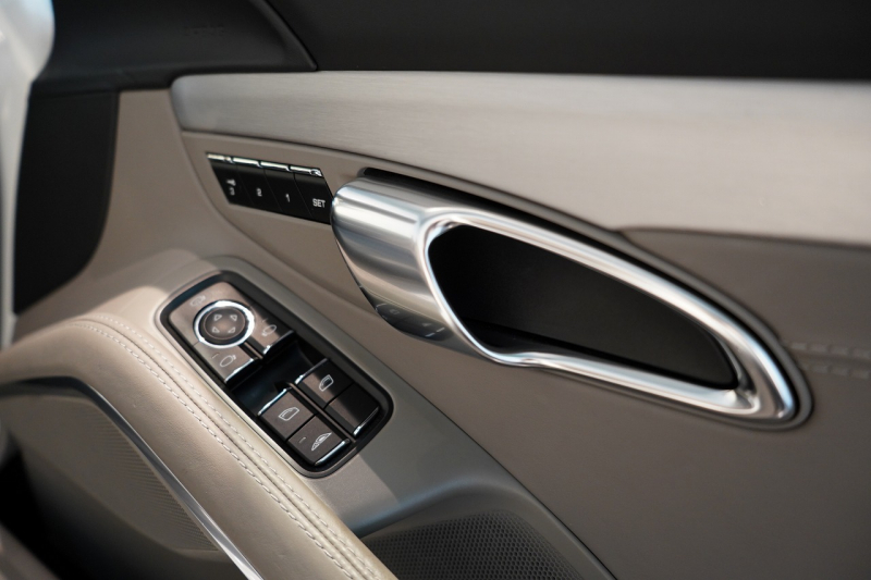 ポルシェ 911(Type991.1) Carrera S Cabriolet スポクロ スポエグ ツートンオールレザー スポーツステアリング 中古車 中古車