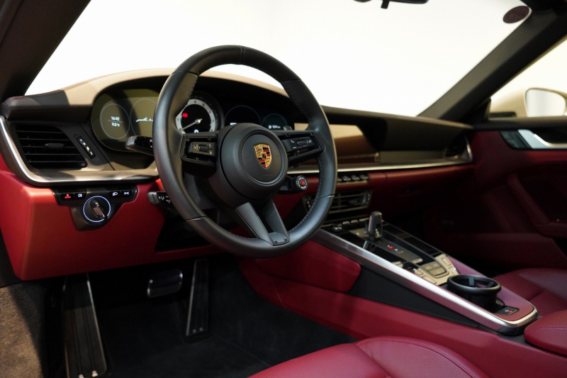 ポルシェ 911(Type992) Carrera S Cabriolet スポクロ スポエグ ツートンレザー OP320 中古車 中古車