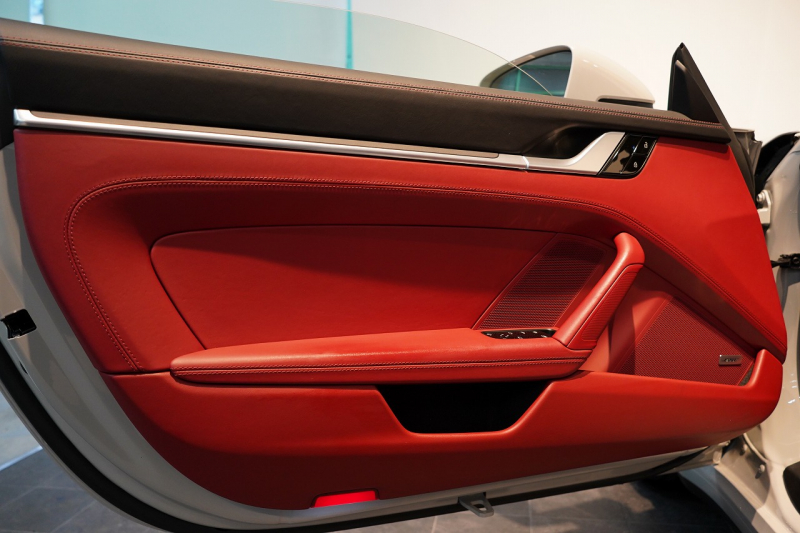 ポルシェ 911(Type992) Carrera S Cabriolet スポクロ スポエグ ツートンレザー OP320 中古車 中古車