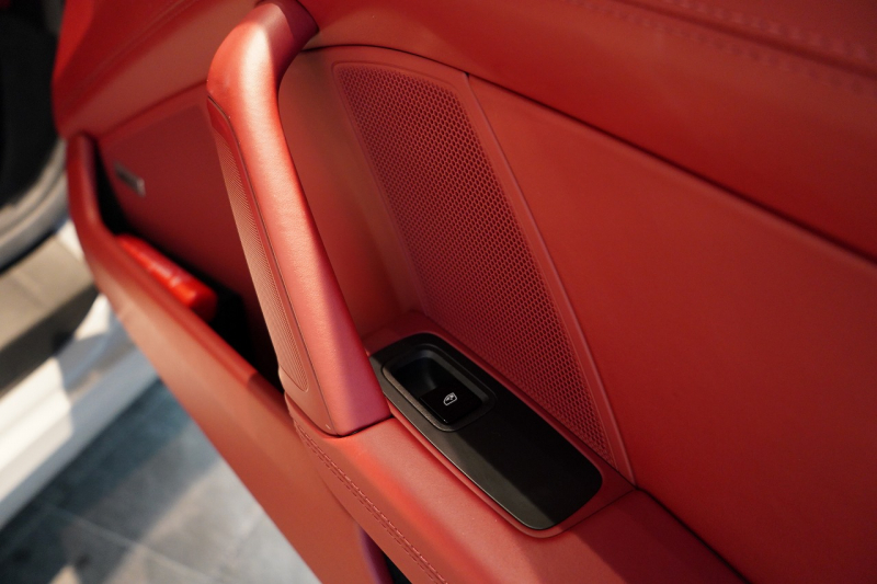 ポルシェ 911(Type992) Carrera S Cabriolet スポクロ スポエグ ツートンレザー OP320 中古車 中古車