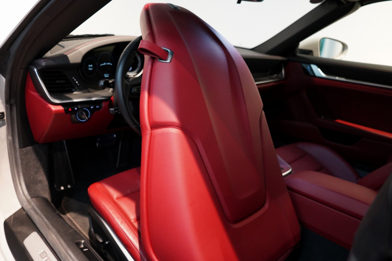 ポルシェ 911(Type992) Carrera S Cabriolet スポクロ スポエグ ツートンレザー OP320 中古車 中古車