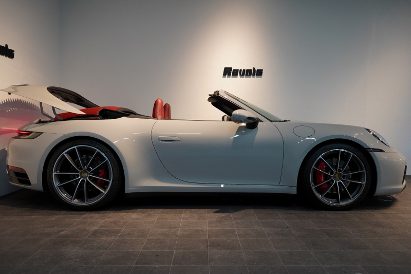 ポルシェ 911(Type992) Carrera S Cabriolet スポクロ スポエグ ツートンレザー OP320 中古車 中古車
