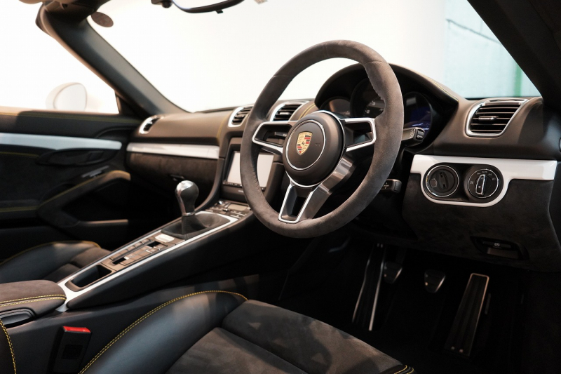 ポルシェ ボクスター(Type981) Spyder PCCB 18wayスポーツシート オールレザー×イエローステッチ キャララホワイト 中古車 中古車