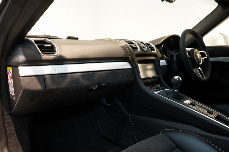 ポルシェ ボクスター(Type981) Spyder PCCB 18wayスポーツシート オールレザー×イエローステッチ キャララホワイト 中古車 中古車