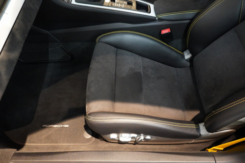 ポルシェ ボクスター(Type981) Spyder PCCB 18wayスポーツシート オールレザー×イエローステッチ キャララホワイト 中古車 中古車