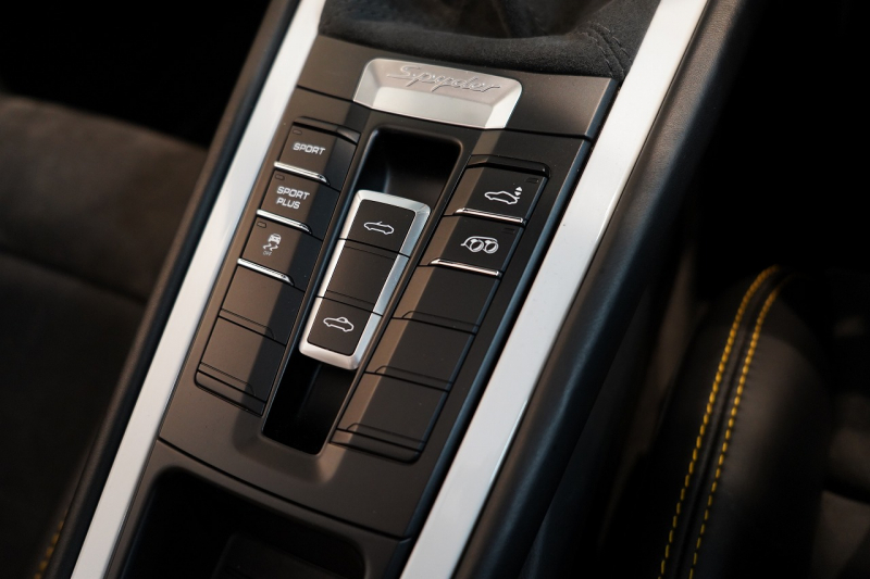 ポルシェ ボクスター(Type981) Spyder PCCB 18wayスポーツシート オールレザー×イエローステッチ キャララホワイト 中古車 中古車