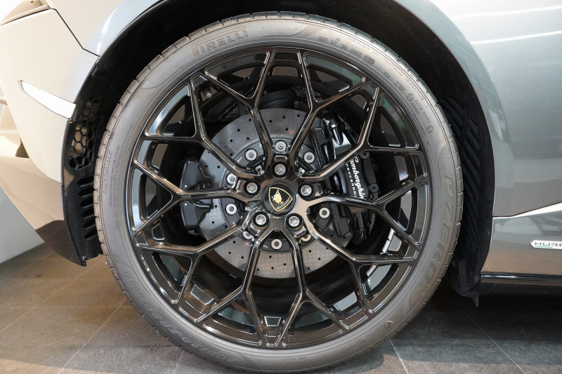 ランボルギーニ ウラカン EVO Spyder RWD Grigio Lynx  エレガントレザーインテリア/Rosso Rea 20インチNarvi鍛造ホイール 中古車 中古車