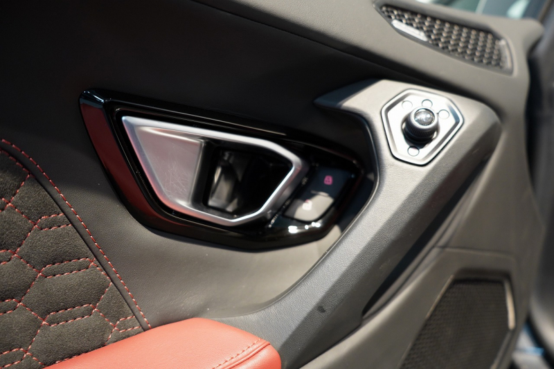 ランボルギーニ ウラカン EVO Spyder RWD Grigio Lynx  エレガントレザーインテリア/Rosso Rea 20インチNarvi鍛造ホイール 中古車 中古車