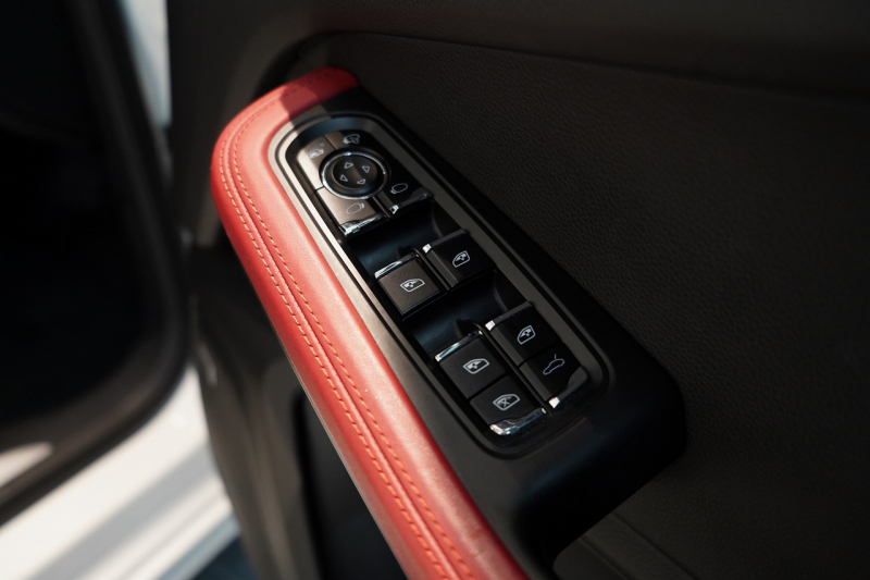 ポルシェ マカン Turbo PDK スポクロ 20インチRSスパイダー パノラマルーフ ACC レーンキープ 中古車 中古車