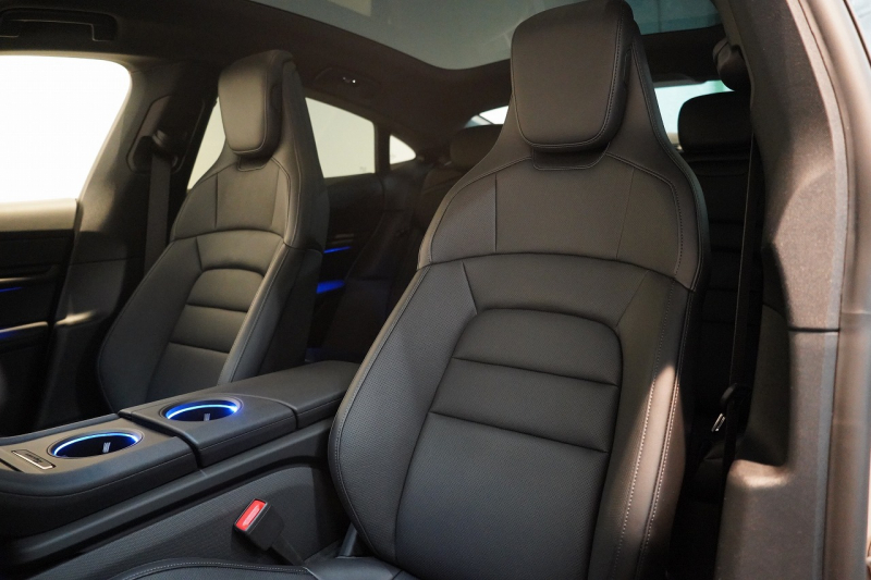 ポルシェ タイカン パフォーマンスバッテリープラス  4+1シート 1オーナー OP390 PSCB スポクロ PASM付エアサス 中古車 中古車