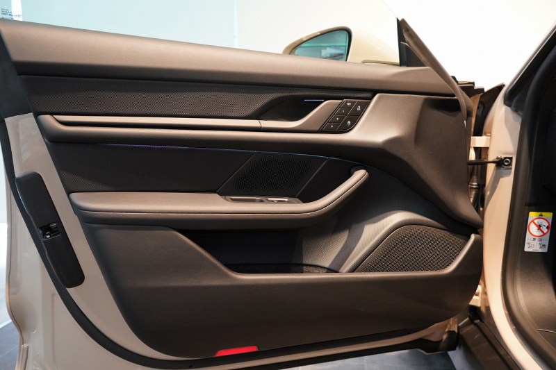 ポルシェ タイカン パフォーマンスバッテリープラス  4+1シート 1オーナー OP390 PSCB スポクロ PASM付エアサス 中古車 中古車