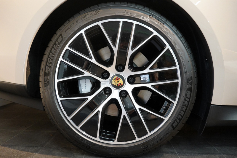 ポルシェ タイカン パフォーマンスバッテリープラス  4+1シート 1オーナー OP390 PSCB スポクロ PASM付エアサス 中古車 中古車