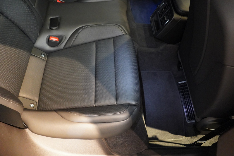 ポルシェ タイカン パフォーマンスバッテリープラス  4+1シート 1オーナー OP390 PSCB スポクロ PASM付エアサス 中古車 中古車