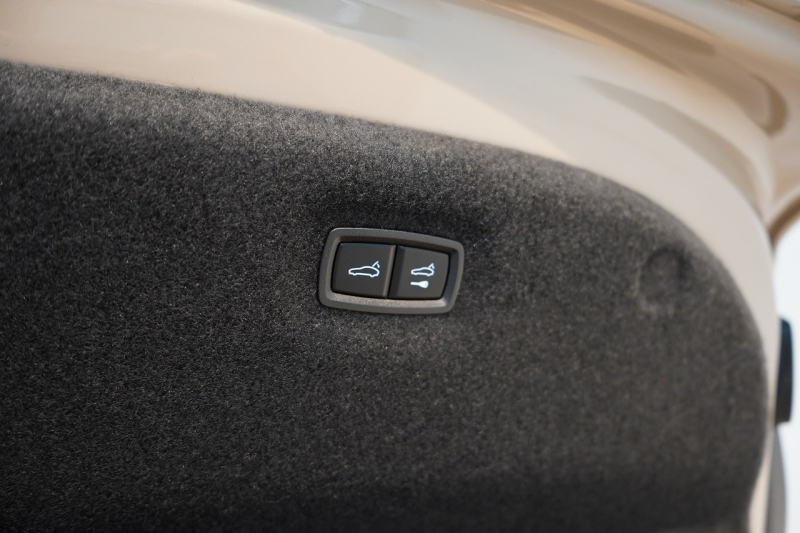 ポルシェ タイカン パフォーマンスバッテリープラス  4+1シート 1オーナー OP390 PSCB スポクロ PASM付エアサス 中古車 中古車