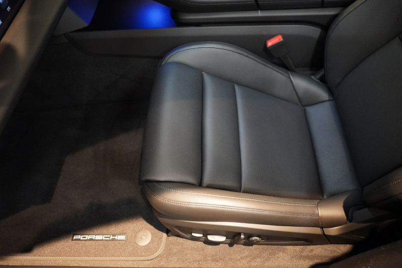 ポルシェ タイカン パフォーマンスバッテリープラス  4+1シート 1オーナー OP390 PSCB スポクロ PASM付エアサス 中古車 中古車