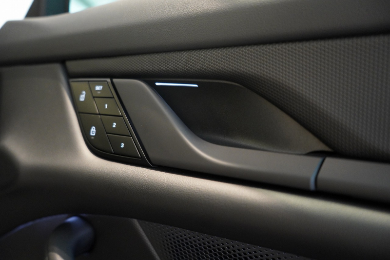 ポルシェ タイカン パフォーマンスバッテリープラス  4+1シート 1オーナー OP390 PSCB スポクロ PASM付エアサス 中古車 中古車