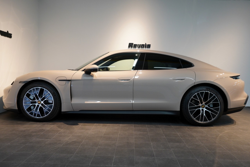 ポルシェ タイカン パフォーマンスバッテリープラス  4+1シート 1オーナー OP390 PSCB スポクロ PASM付エアサス 中古車 中古車