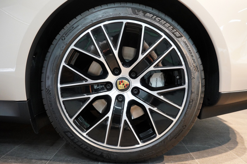 ポルシェ タイカン パフォーマンスバッテリープラス  4+1シート 1オーナー OP390 PSCB スポクロ PASM付エアサス 中古車 中古車