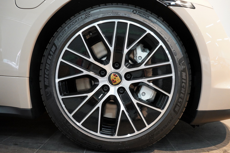 ポルシェ タイカン パフォーマンスバッテリープラス  4+1シート 1オーナー OP390 PSCB スポクロ PASM付エアサス 中古車 中古車