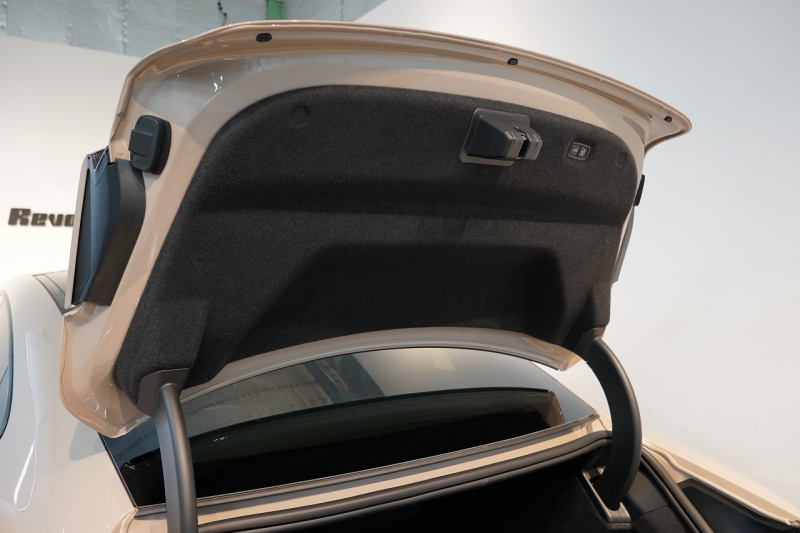 ポルシェ タイカン パフォーマンスバッテリープラス  4+1シート 1オーナー OP390 PSCB スポクロ PASM付エアサス 中古車 中古車