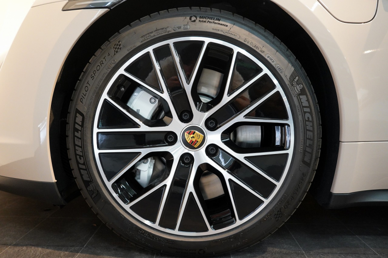 ポルシェ タイカン パフォーマンスバッテリープラス  4+1シート 1オーナー OP390 PSCB スポクロ PASM付エアサス 中古車 中古車