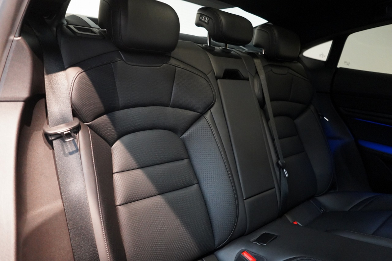 ポルシェ タイカン パフォーマンスバッテリープラス  4+1シート 1オーナー OP390 PSCB スポクロ PASM付エアサス 中古車 中古車