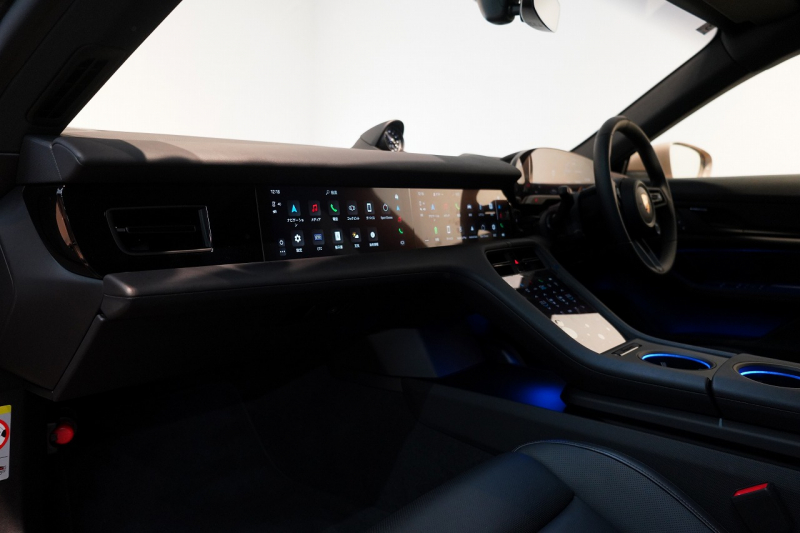 ポルシェ タイカン パフォーマンスバッテリープラス  4+1シート 1オーナー OP390 PSCB スポクロ PASM付エアサス 中古車 中古車