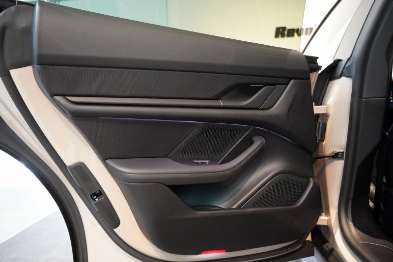 ポルシェ タイカン パフォーマンスバッテリープラス  4+1シート 1オーナー OP390 PSCB スポクロ PASM付エアサス 中古車 中古車