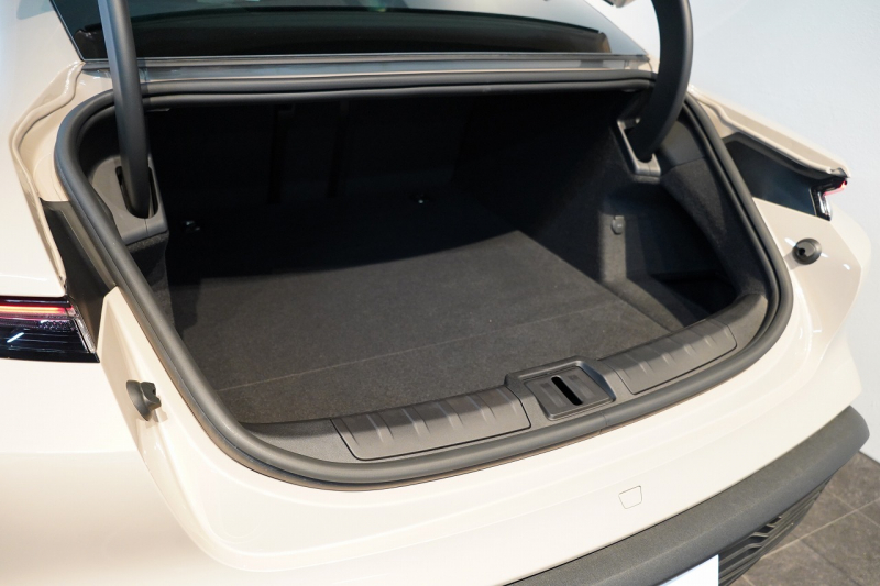 ポルシェ タイカン パフォーマンスバッテリープラス  4+1シート 1オーナー OP390 PSCB スポクロ PASM付エアサス 中古車 中古車