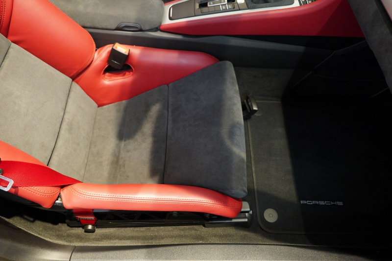 ポルシェ ボクスター(Type981) Spyder スパイダークラシックインテリア カーボンスポーツフルバケットシート 中古車 中古車