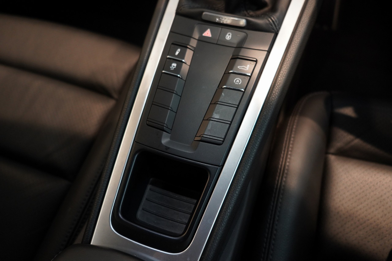 ポルシェ 911(Type991.2) Carrera 7MT スポーツクロノ スポーツテールパイプ パークアシスト付バックカメラ  ジェットブラック 中古車 中古車