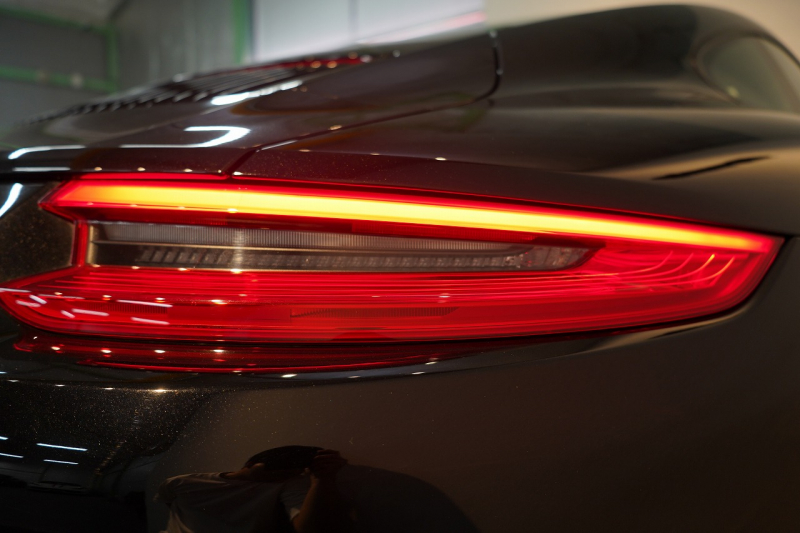 ポルシェ 911(Type991.2) Carrera 7MT スポーツクロノ スポーツテールパイプ パークアシスト付バックカメラ  ジェットブラック 中古車 中古車