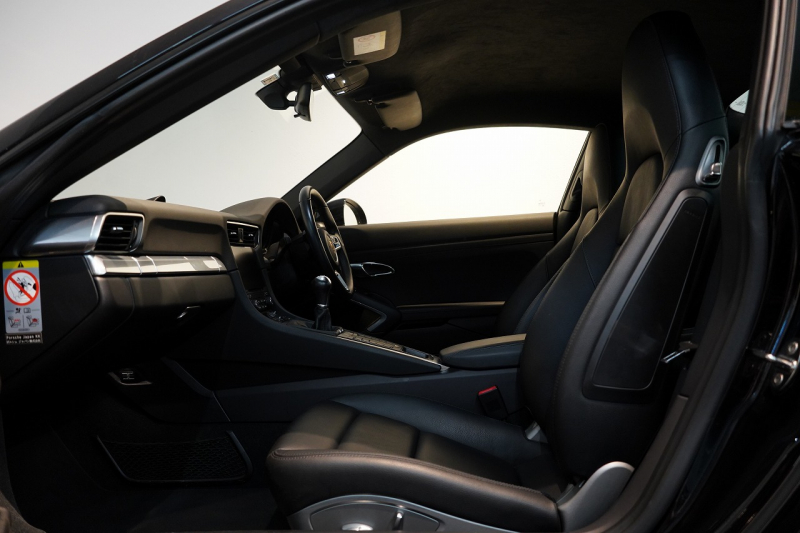 ポルシェ 911(Type991.2) Carrera 7MT スポーツクロノ スポーツテールパイプ パークアシスト付バックカメラ  ジェットブラック 中古車 中古車