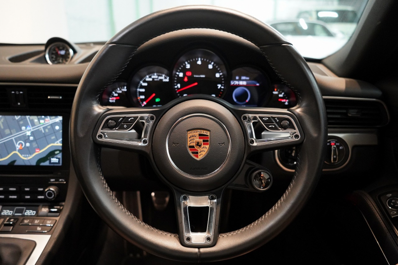 ポルシェ 911(Type991.2) Carrera 7MT スポーツクロノ スポーツテールパイプ パークアシスト付バックカメラ  ジェットブラック 中古車 中古車