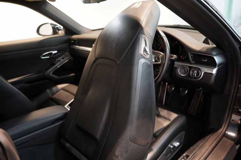 ポルシェ 911(Type991.2) Carrera 7MT スポーツクロノ スポーツテールパイプ パークアシスト付バックカメラ  ジェットブラック 中古車 中古車