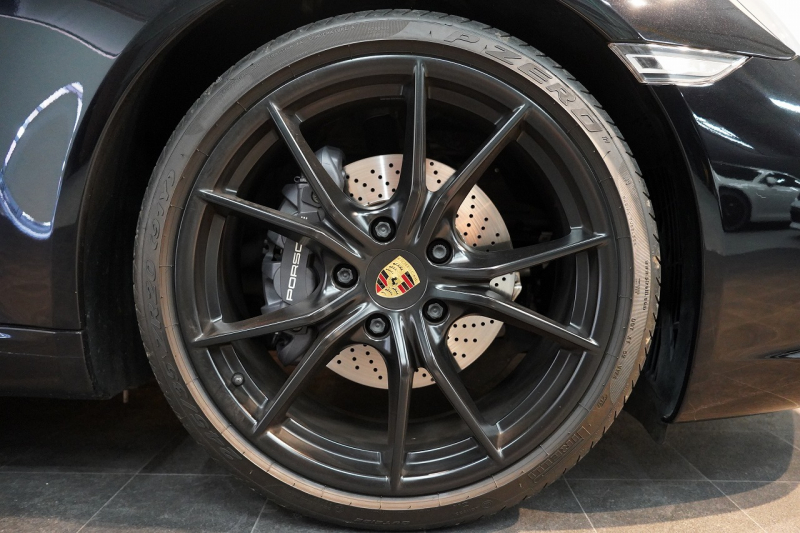 ポルシェ 911(Type991.2) Carrera 7MT スポーツクロノ スポーツテールパイプ パークアシスト付バックカメラ  ジェットブラック 中古車 中古車