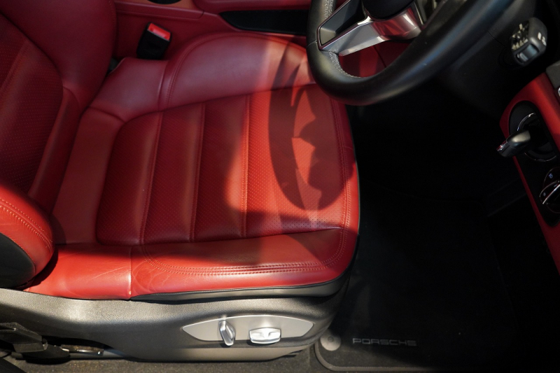 ポルシェ マカン GTS PDK  PCCB ツートンレザーインテリア スポーツエグゾースト 中古車 中古車